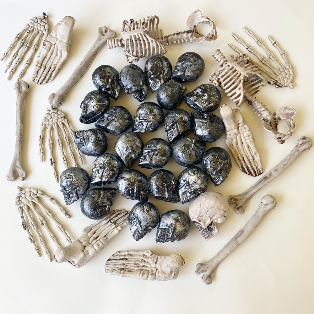 Halloween Small Plastic Skulls & Skeleton Pieces